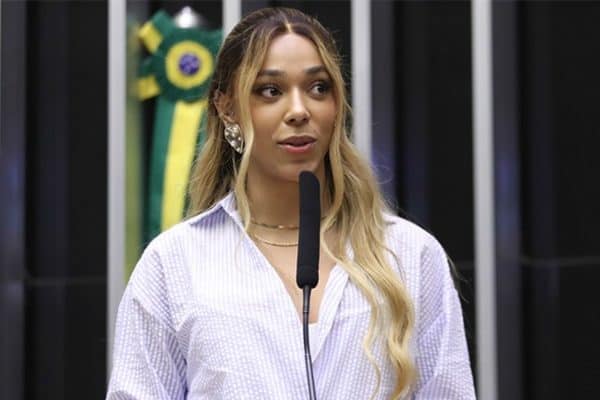 TSE autoriza Erika Hilton a manter post sobre Nossa Senhora e Flávio Bolsonaro
