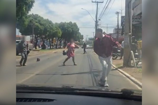 Agiotas disfarçados de motoboys causam tumulto ao cobrar família no DF
