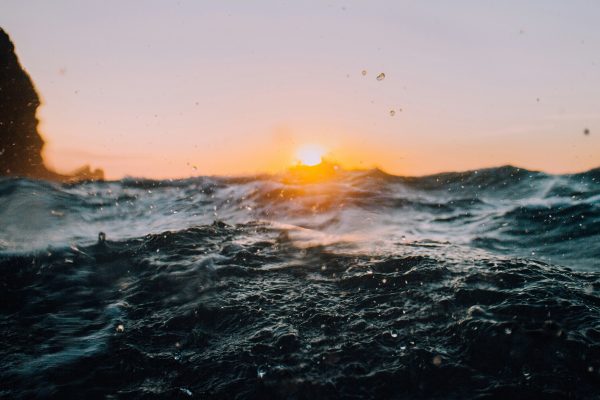 Calor nos oceanos atinge nível recorde em 2025, revela Copernicus