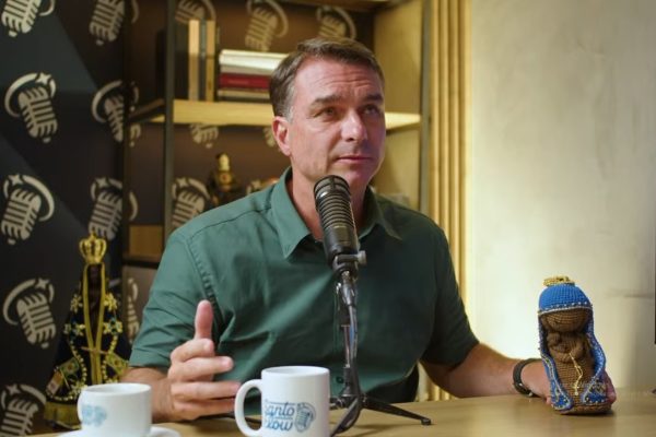 Flávio Bolsonaro enfrenta tempestade a poucos dias das eleições