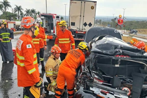 Mãe e bebê envolvidos em colisão com nove veículos na BR-020