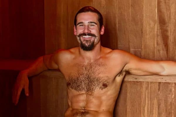 Nicolas Prattes surpreende seguidores com foto ousada na sauna