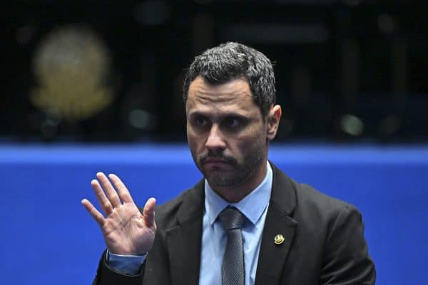Cleitinho Azevedo omite uso de aviões em mais de 40 voos durante campanha