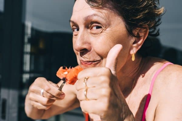 Alimentação essencial para mulheres acima de 60 anos: proteínas, cálcio e mais