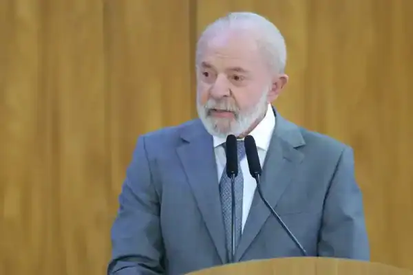 Lula prometeu acabar com sigilo de 100 anos, mas governo agora esconde até passageiros de jato de Vorcaro