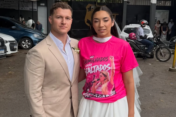 Depois de se casar, filha de Verônica Costa posa em frente ao presídio: “Nunca”