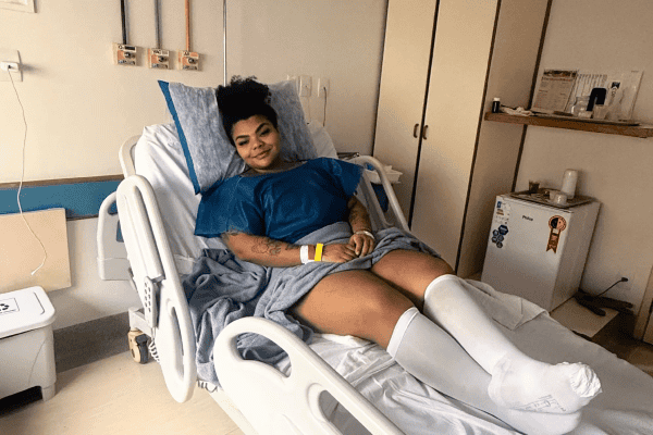 Flora Cruz faz cirurgias reparadoras após perder 48 kg