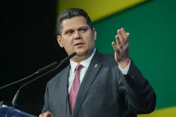 Urgente! Acolumbre se recusa a cumprir ordem judicial do ministro Fux relacionada a Moraes e filho de Lula