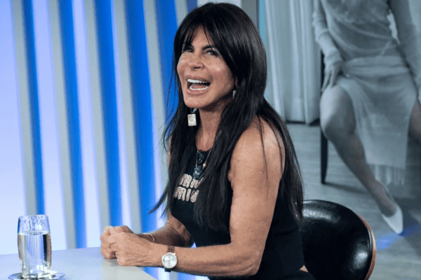 Gretchen tira peruca ao vivo e revela resultado de transplante capilar