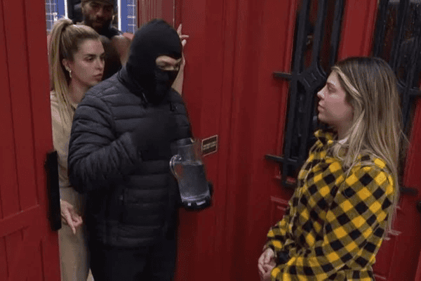 Ana Bruna joga água em Monica durante briga em A Fazenda 18; produção intervém