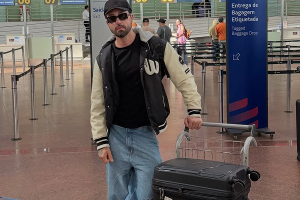 Internautas detonam após Rico Melquiades posar no aeroporto: “Tchau, some”