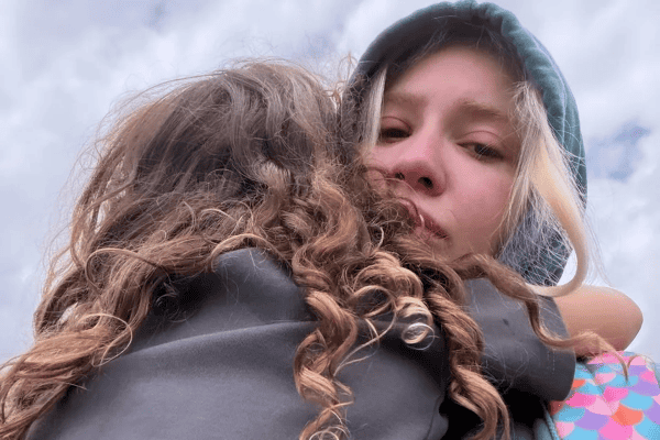 Karoline Lima chora após perder apresentação da filha Cecília na escola