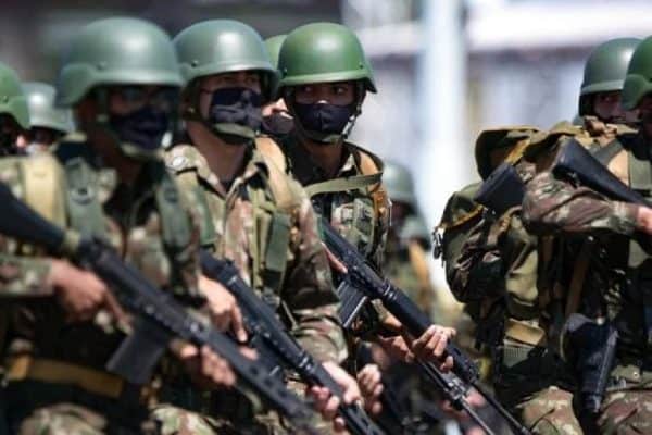 Militares Brasileiros Enfrentam Desafios em Meio a Pressões Externas e Internas