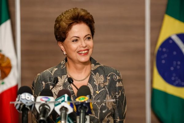 Dilma Rousseff retorna ao Brasil para votar no 1º turno das eleições de 2026