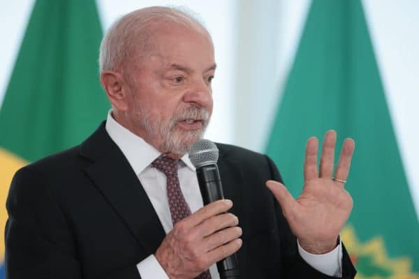 Lula assina medida para afastamento remunerado de vítimas de violência doméstica