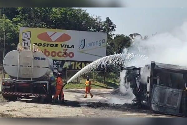 Bombeiro de folga atua em incêndio em carreta na BR-040, em Minas Gerais