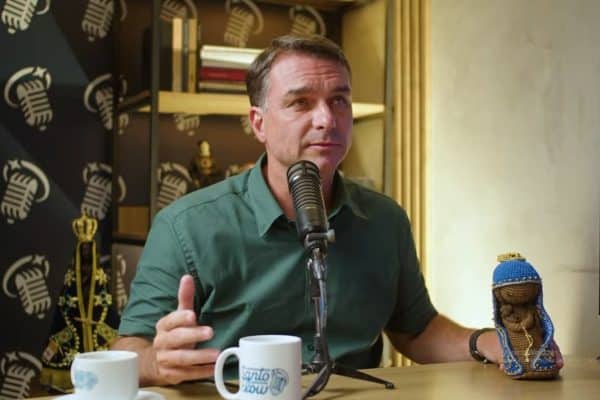 Flávio Bolsonaro desiste de debate na Globo devido à decisão judicial