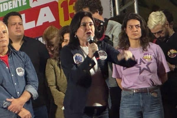 Simone Tebet acusa Flávio Bolsonaro de desistir de debate presidencial por medo
