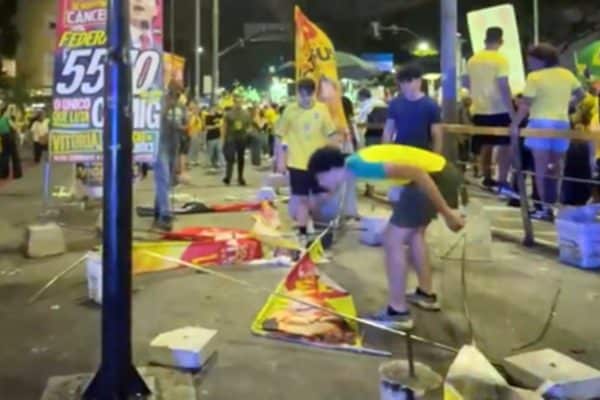 Apoiadores de Nikolas Ferreira destroem bandeiras do PT em Belo Horizonte