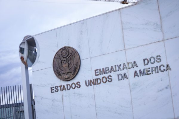 Funcionários da Embaixada dos EUA em Brasília Trabalham Remotamente Após Ameaça