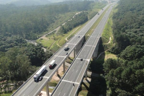 Acidente no Rodoanel em SP deixa dois feridos; homem ainda preso nas ferragens