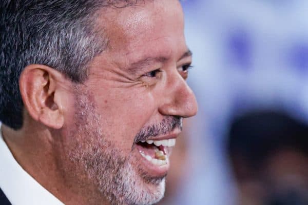 Arthur Lira aposta em tom emocional para conquistar eleitores em Alagoas