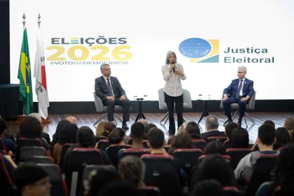 Cármen Lúcia discute democracia e igualdade de gênero com estudantes em BH