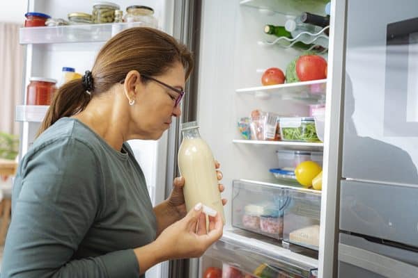 Especialistas alertam sobre o armazenamento inadequado de alimentos na porta da geladeira