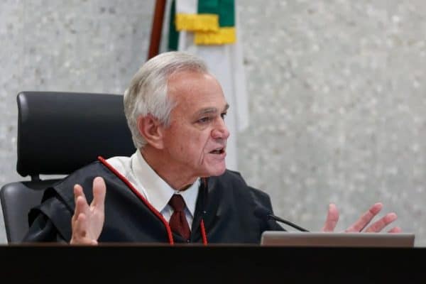 Presidente do TRE-DF Angelo Passareli incentiva jovens e idosos a votarem para fortalecer a democracia