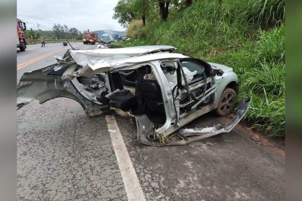 Mãe e filho de 2 anos falecem em colisão envolvendo 4 veículos em Itaúna (MG)