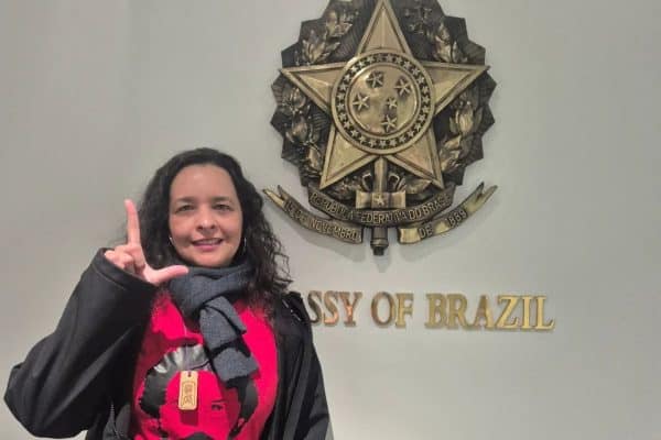 Pintora brasileira dirige 9 horas para ser uma das primeiras a votar em 2026