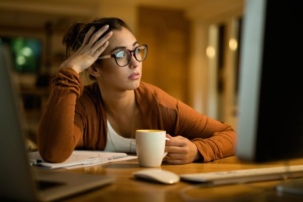 Burnout em jovens: pressão no trabalho e redes sociais aumentam casos