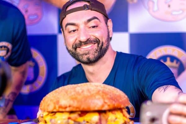 Desafios de Comida na Internet Podem Alterar a Percepção de Quantidade Normal