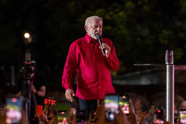 Campanha de Lula enfrenta crises e oferece pacote de medidas no 1º turno