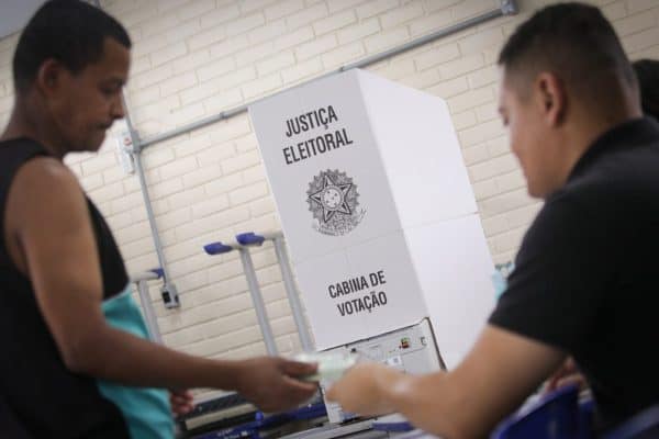 Brasileiros nos EUA enfrentam tensão do ICE durante eleições de 2026