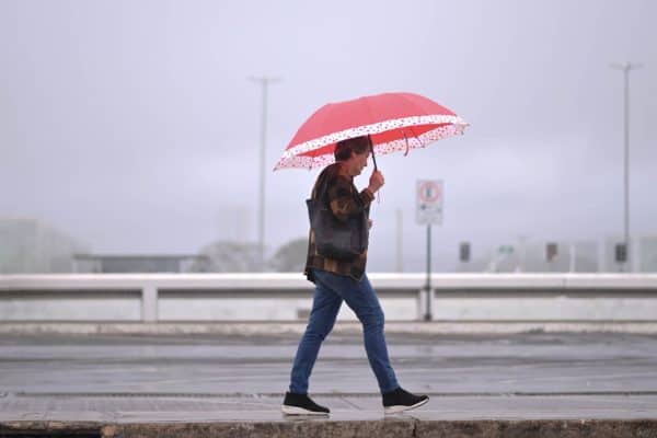 Temporais, ventos e granizo marcam o 1º turno das eleições no Brasil