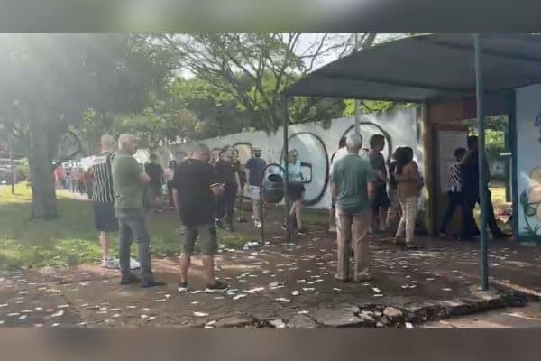 Eleitores do DF comparecem cedo para votação no 1º turno das Eleições 2026