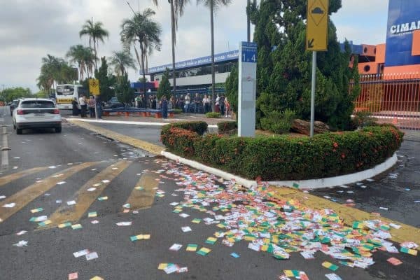 Ruas do DF são cobertas por santinhos de candidatos no dia da eleição