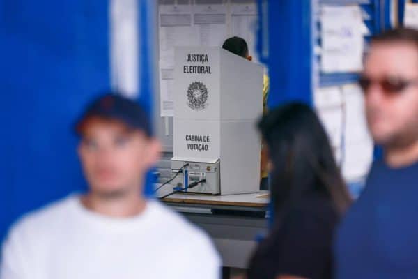 Eleitores do DF comparecem cedo para votar no 1º turno das eleições