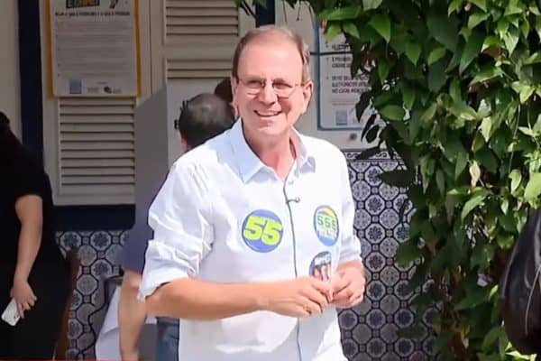 Eduardo Paes vota no Rio e destaca proposta de mudança nas eleições de 2026