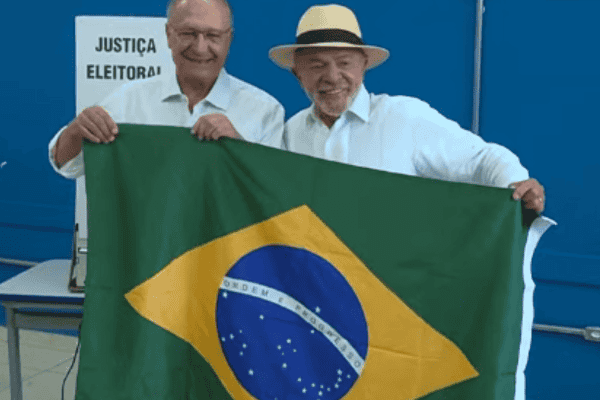 Presidente Lula vota em São Bernardo do Campo acompanhado de aliados políticos