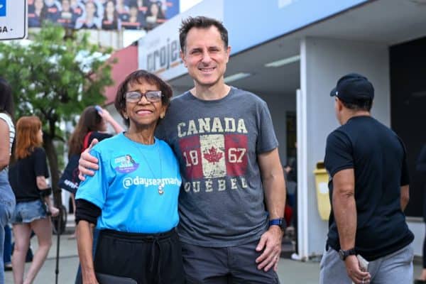 Aos 73 anos, paciente oncológica deixa hospital para votar no DF