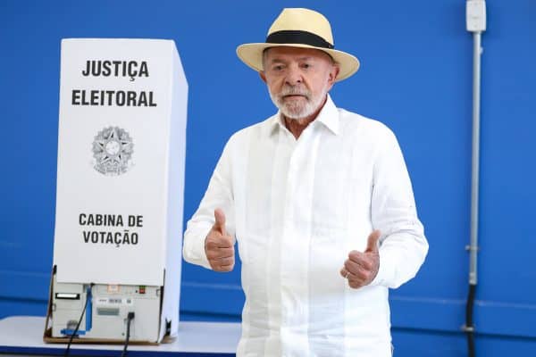 Lula critica milicianos e Banco Master após votar em São Bernardo