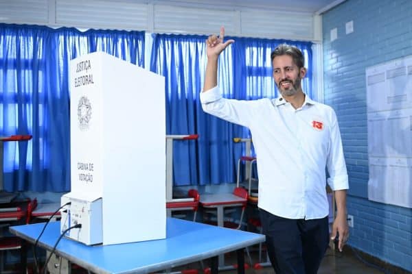 Após votar, Leandro Grass destaca confiança e critica pesquisas eleitorais