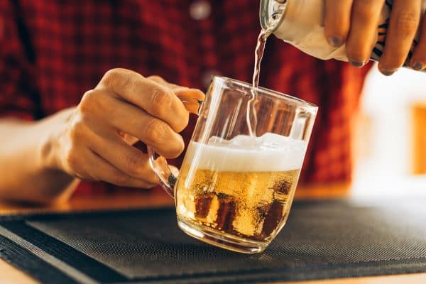 Nutricionista Fernando Castro avalia cerveja com proteína: benefícios e cuidados