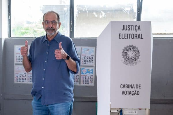 Alexandre Kalil vota em BH e demonstra confiança em vitória nas Eleições 2026