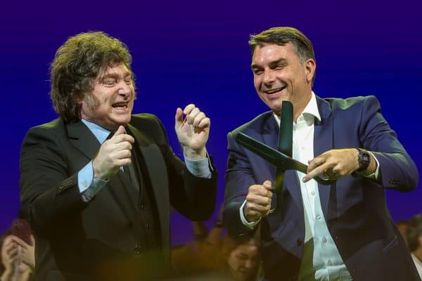 Javier Milei compartilha vídeo de Flávio Bolsonaro votando e o chama de “Fenômeno Barrial”