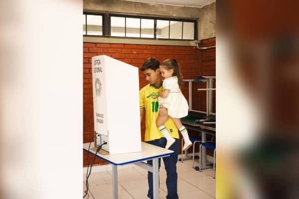 Nikolas Ferreira (PL) vota em BH com a filha no colo