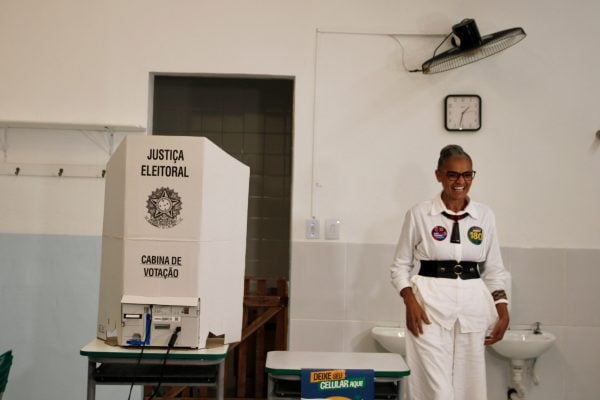 Marina Silva vota em Santos e destaca importância da democracia