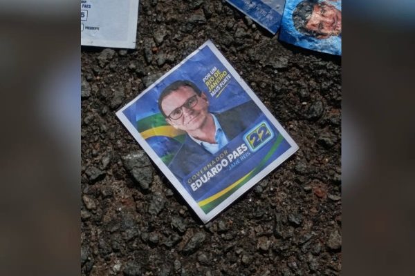 Eduardo Paes aciona Justiça após distribuição de santinhos com número errado